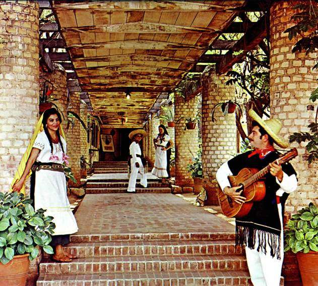 Maria Abundis and Rogelio Alfaro pictured at
                           Padua Hills Theater in Claremont California. In
                           background: Jos Guadalupe Rubio and Celia Garca.
                           From the Fages Collection. Now in Los Californios Collection